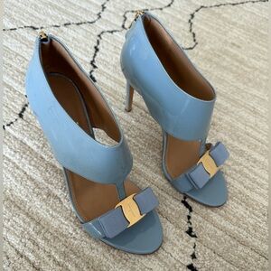 SALVATORE FERRAGAMO BLUE HEELS SIZE 7